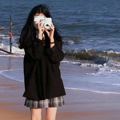 nide_xiaogou黑色服装海边拍摄照片
