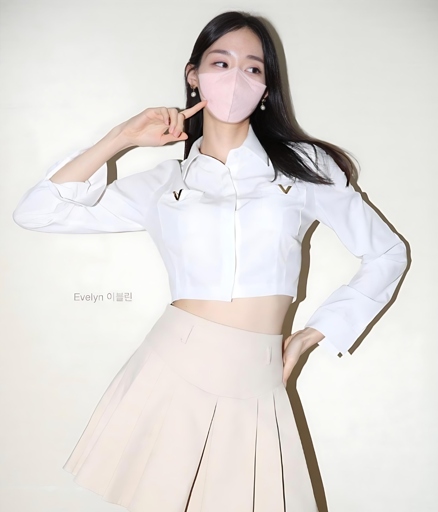 伊芙琳Evelyn白色服装手臂姿态写真