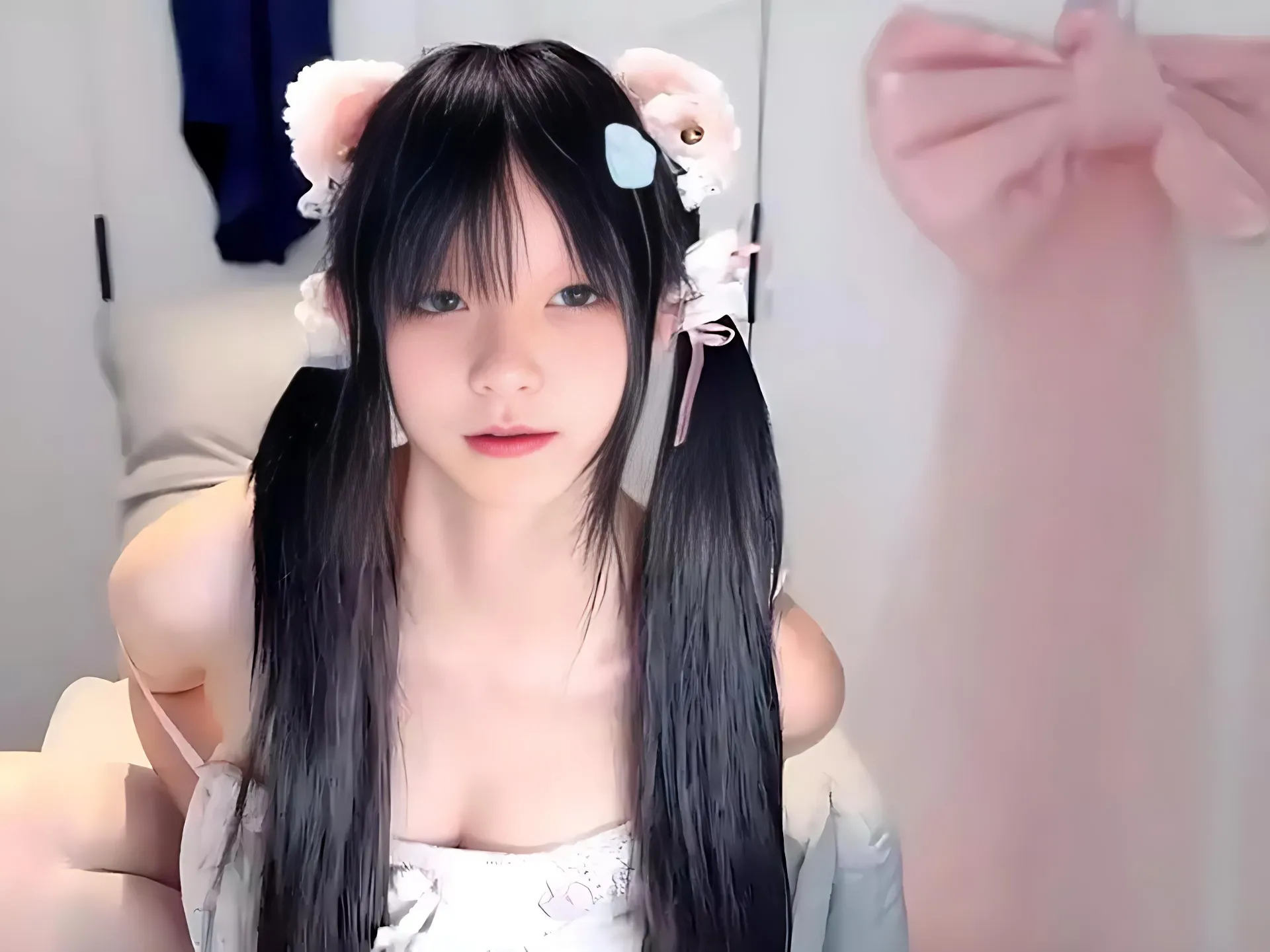 xiaoxia_baby双马尾白色服装近景写真