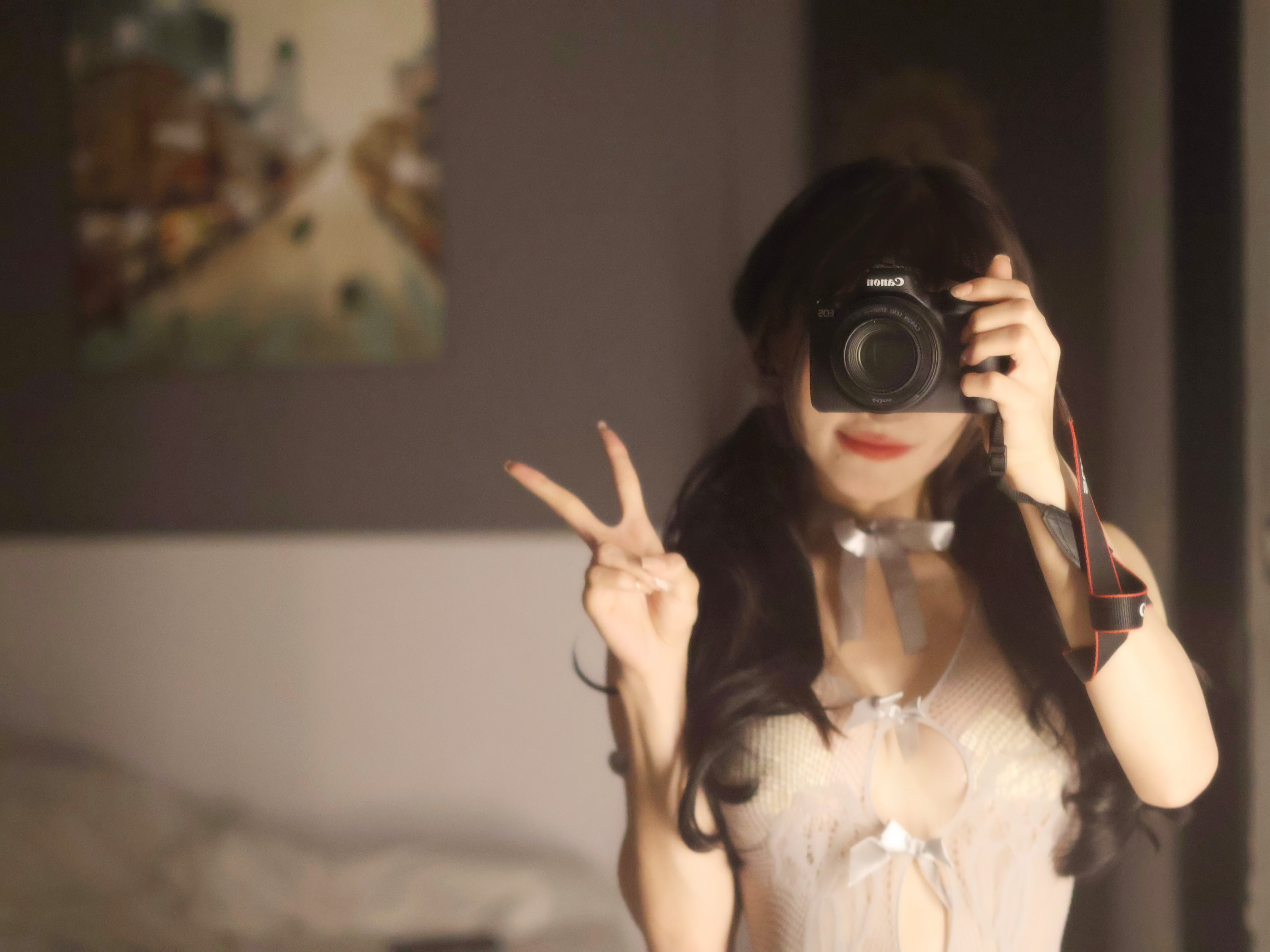 咪妮MiNimmm2006黑色长发手持佳能相机镜面自拍照片