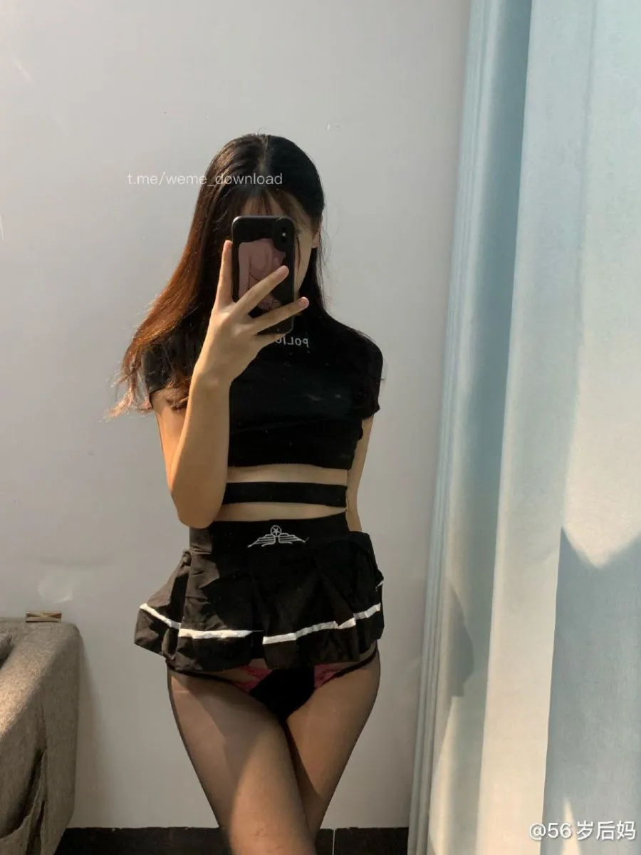 大宝sod秘(56岁后妈)黑色服装镜面自拍照片