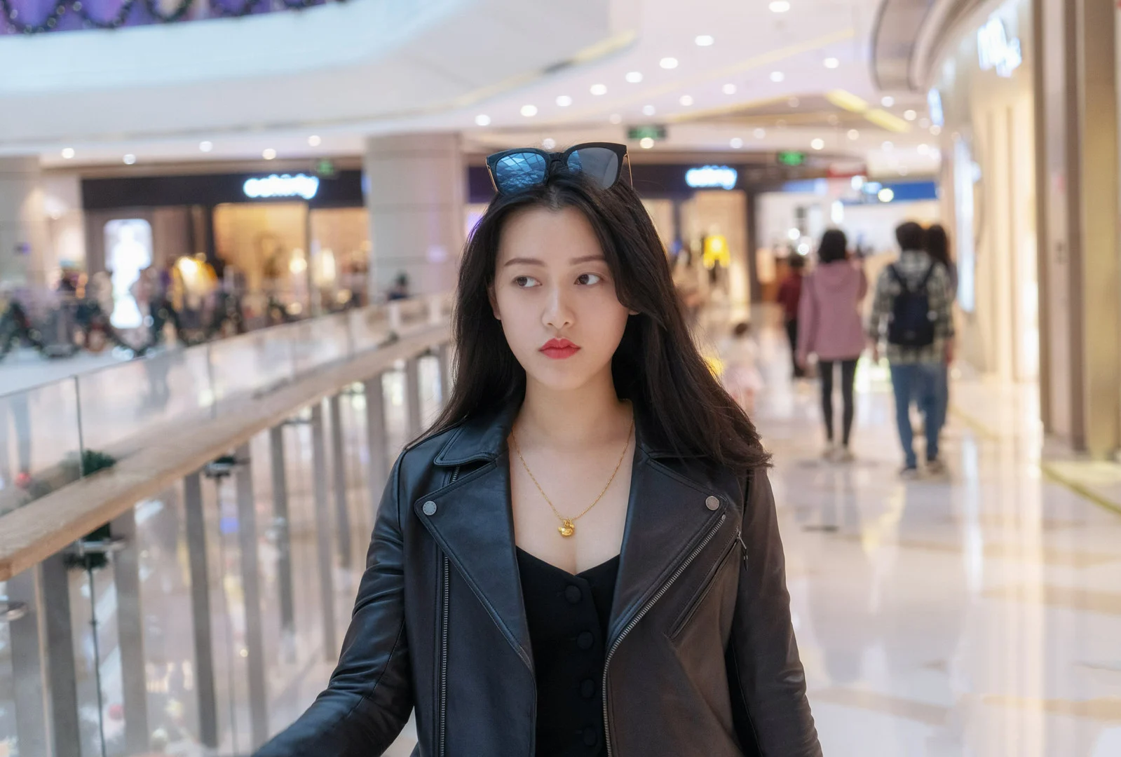 LeoChen人物摄影商场空间黑色服装写真