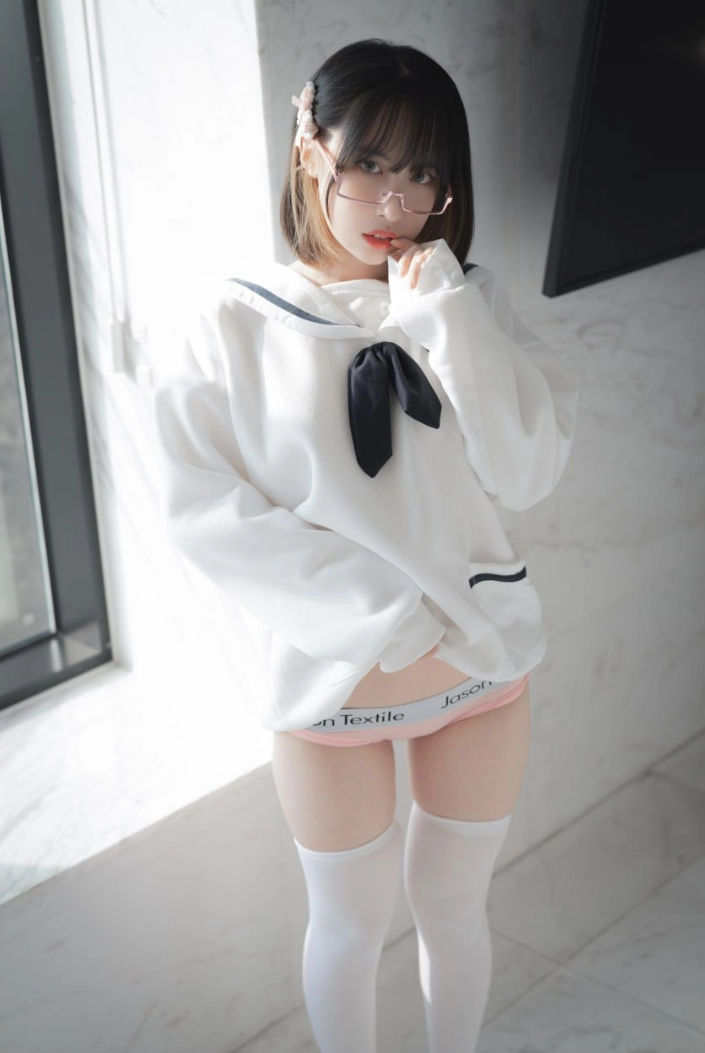 Uhye(이유혜)黑色短发白色制服写真