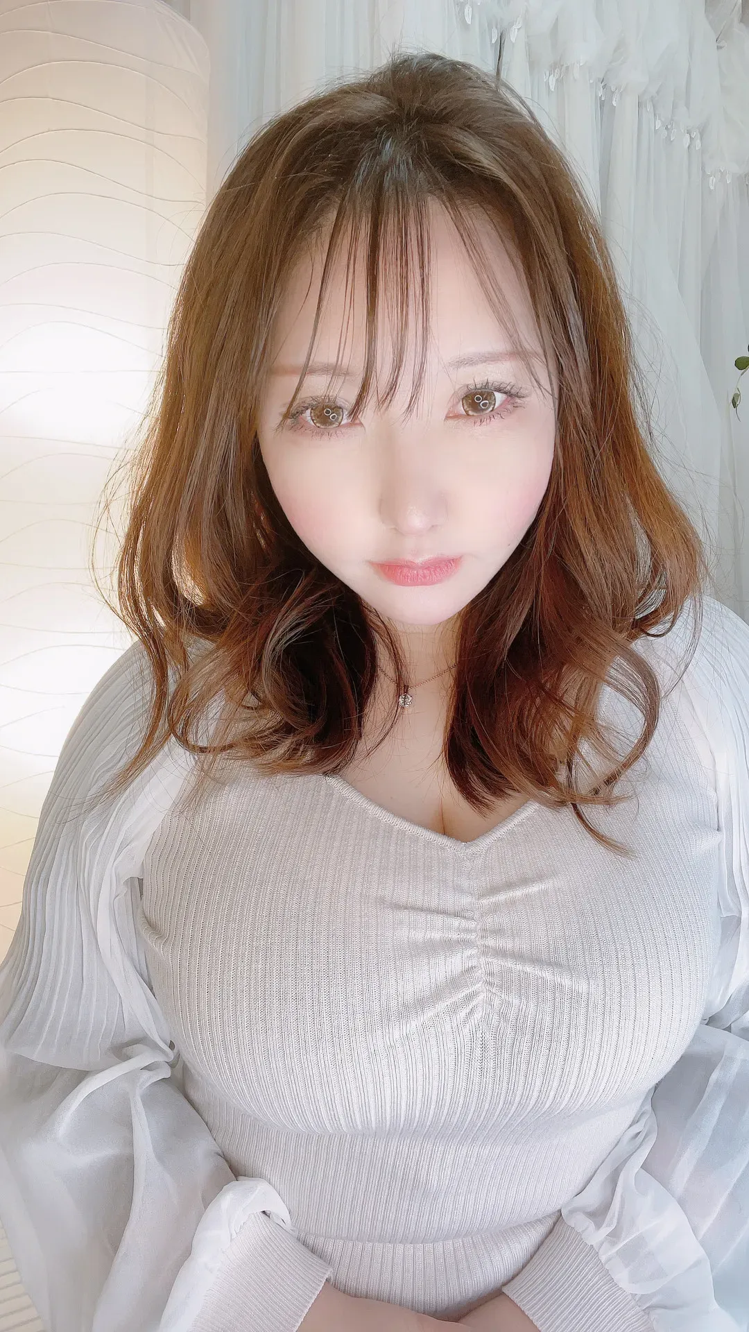 SAKU(サク)白色服装近距离镜头写真
