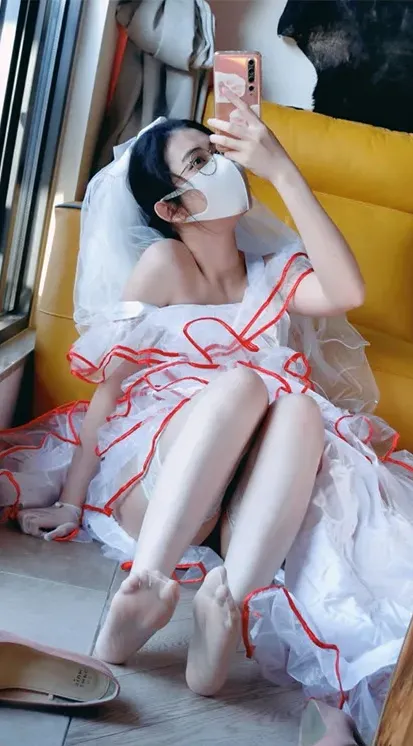 Naimi奶咪黑白服装坐在室内空间中的角色写真