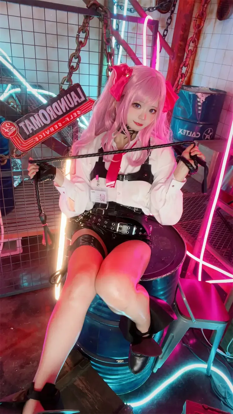 伊喵君_Nya粉色假发白色制服造型照片