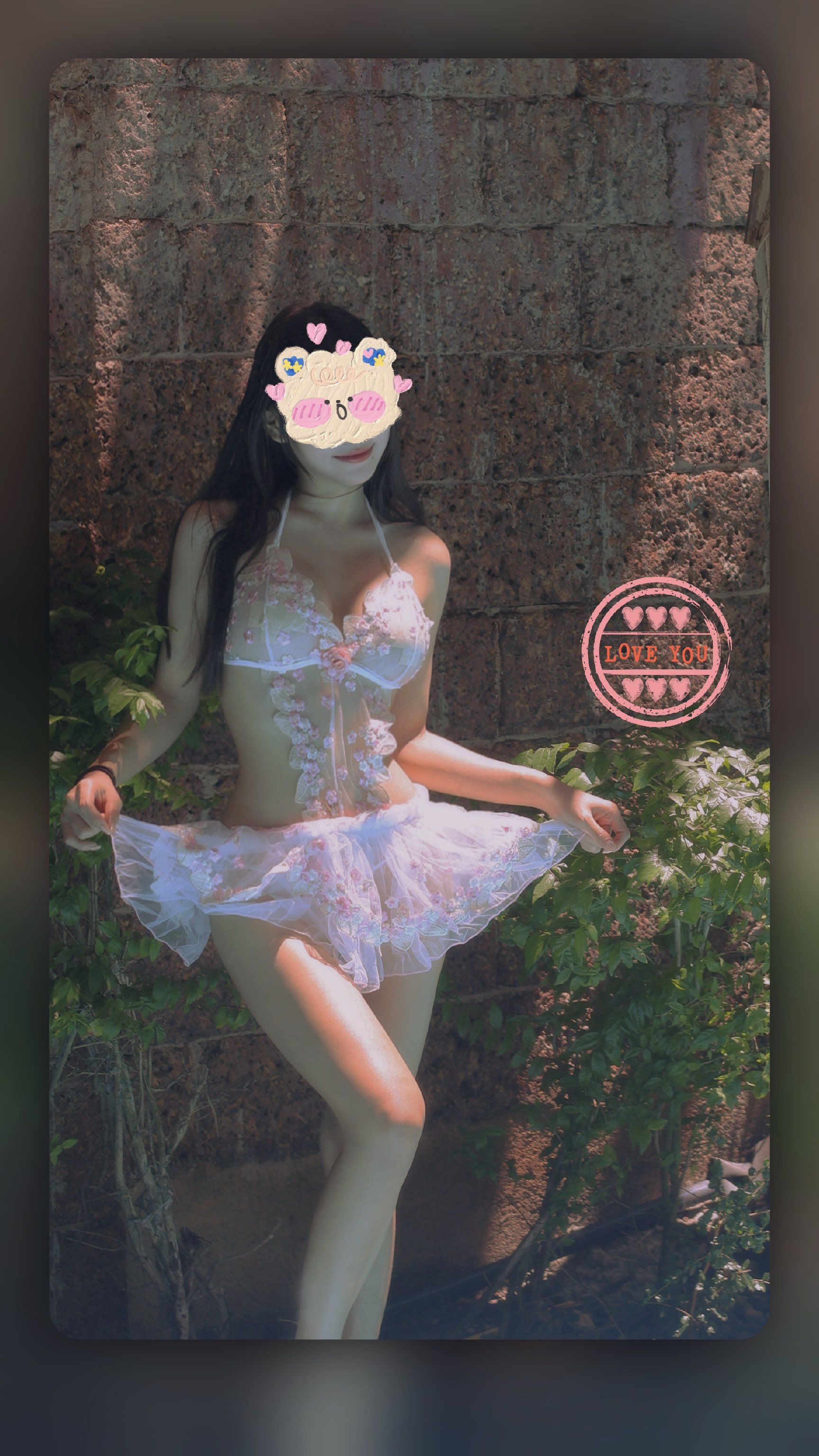 咪妮MiNimmm2006黑色长发白色花边服饰户外站姿照片