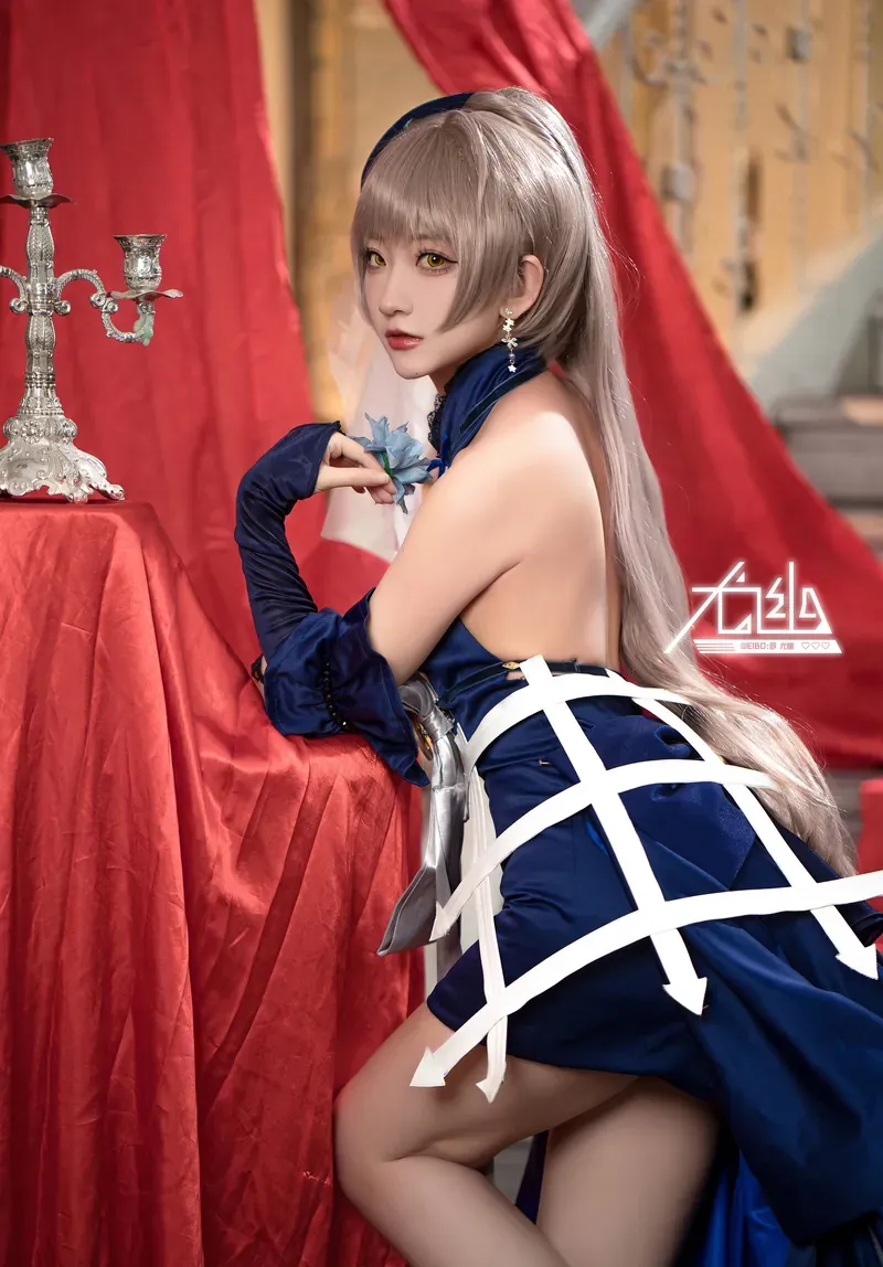 Tomoyo酱银灰色假发搭配深蓝色服装的角色扮演照片