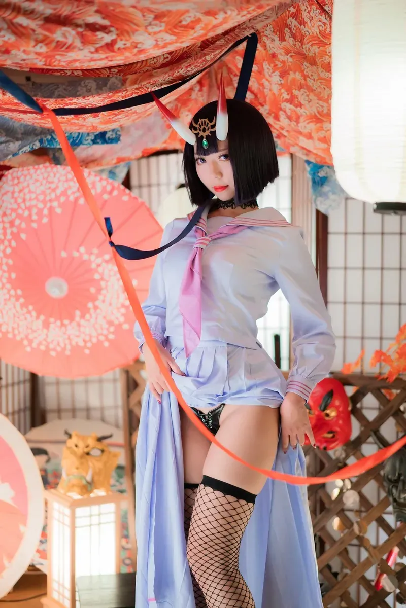 Money冷冷白色服装红色道具角色造型照片