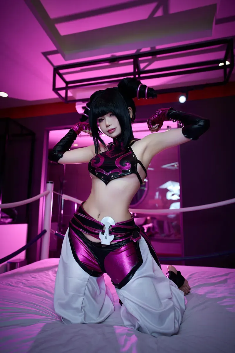 ZinieQ紫黑色Cosplay服装造型,室内灯光环境下展示角色装扮