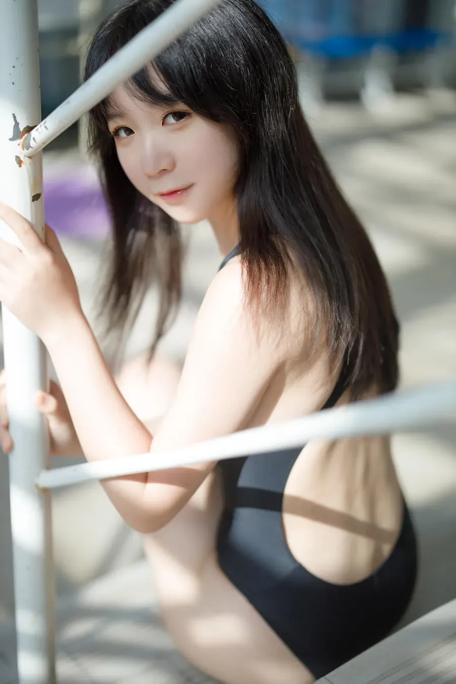 糯美子MINIbabe黑色长发黑色泳装户外栏杆近景照片