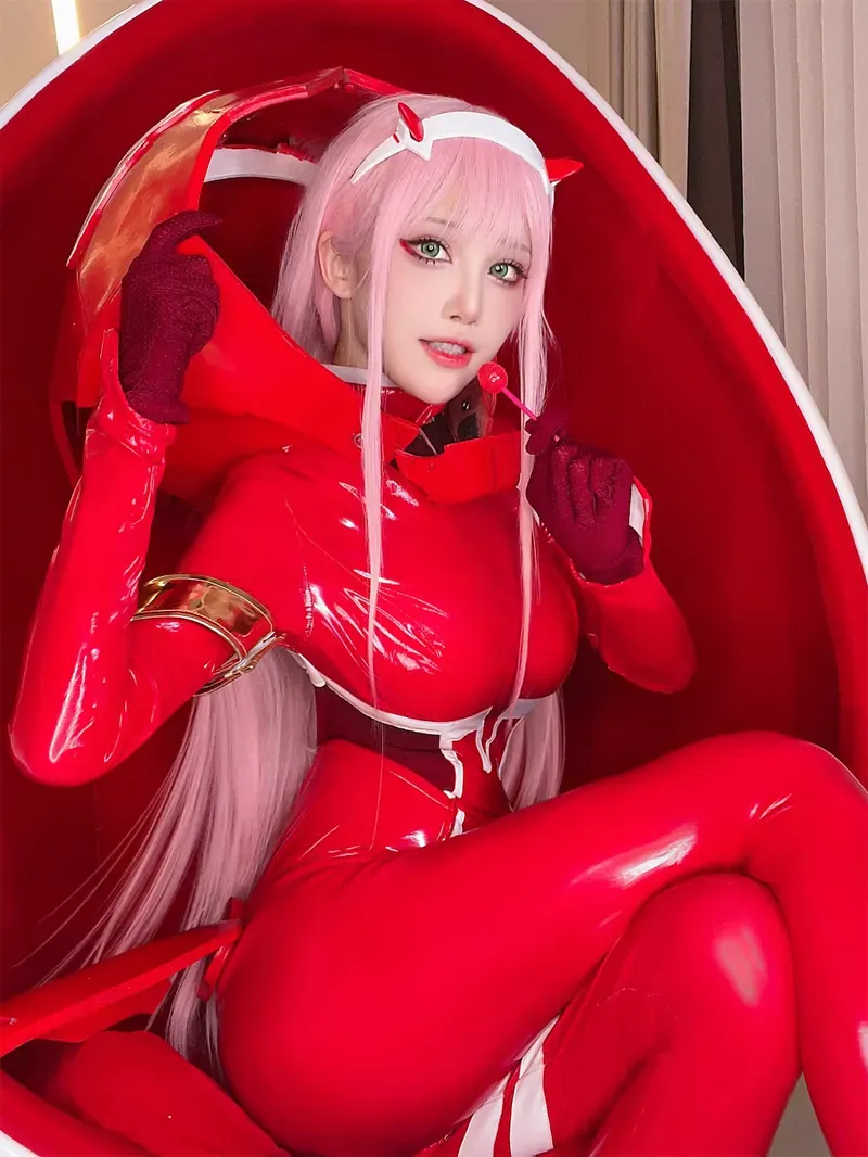 水淼Aqua红色角色服装cos坐姿写真图片