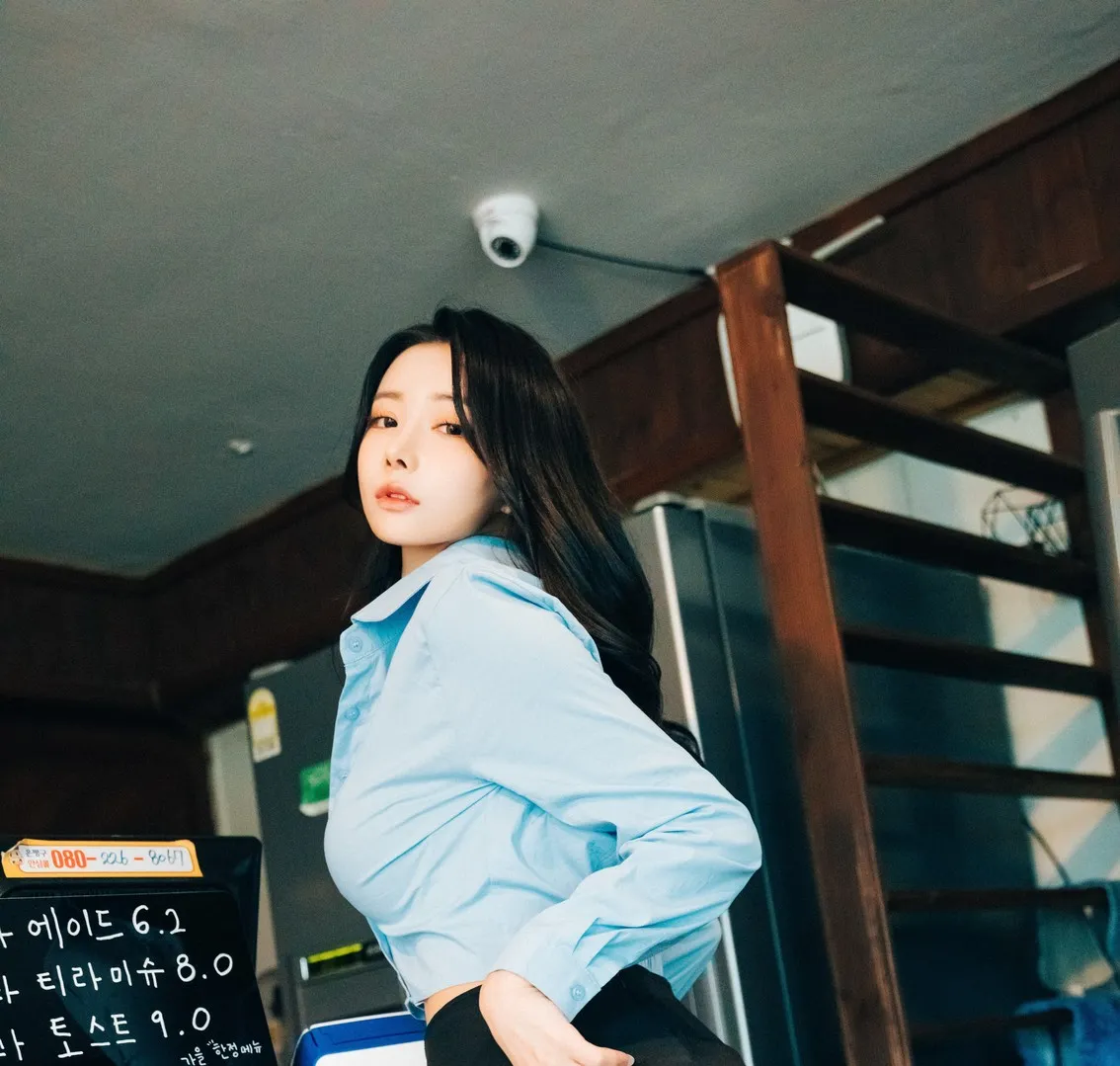 YeonYu(연유)蓝色衬衫室内环境写真