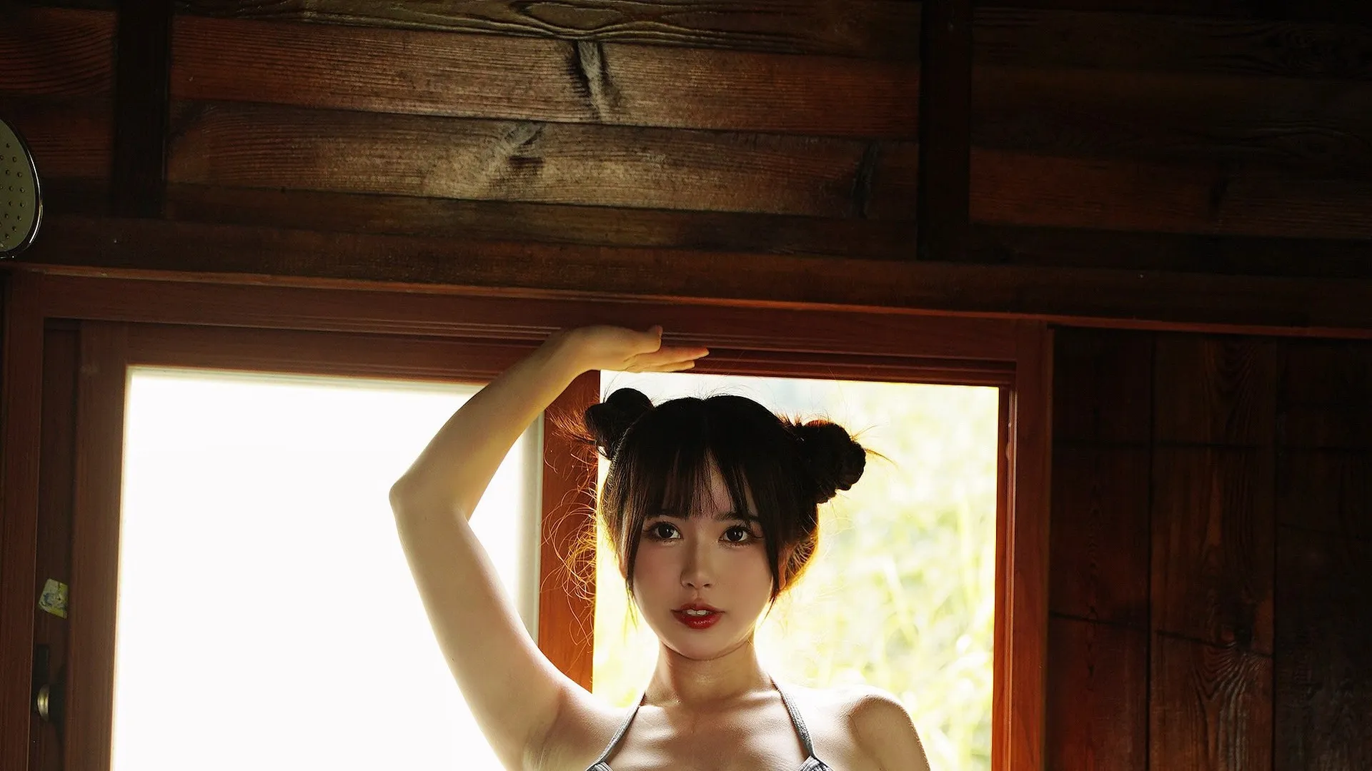Tina很妖孽呀窗边写真，双丸子发型与抬手姿势