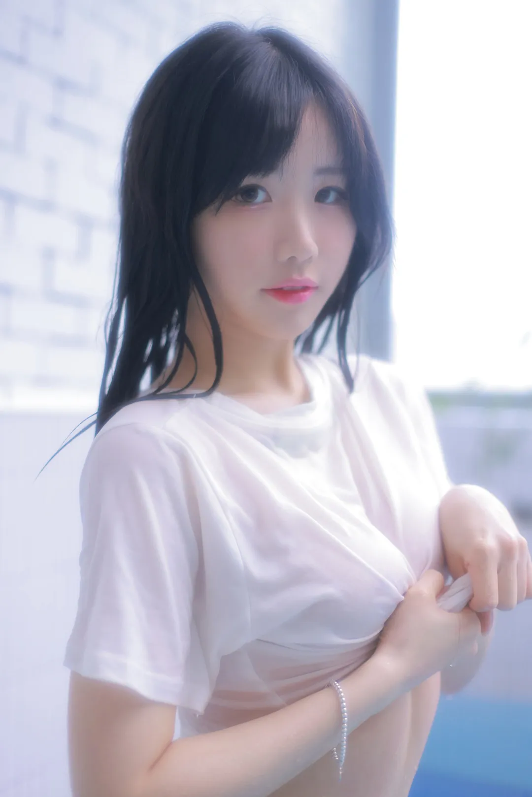 Monthly Addielyn白色上衣室内人像写真