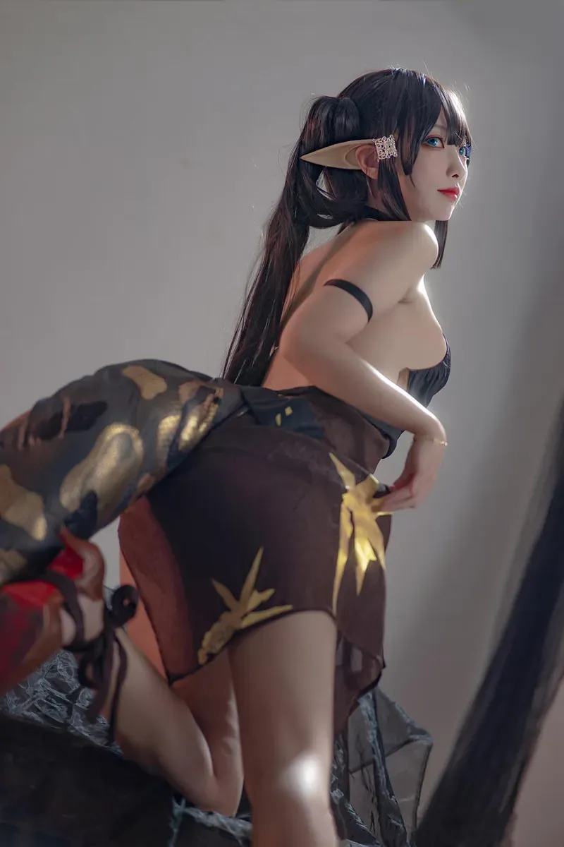 钛合金titi黑色精灵cosplay侧身照片