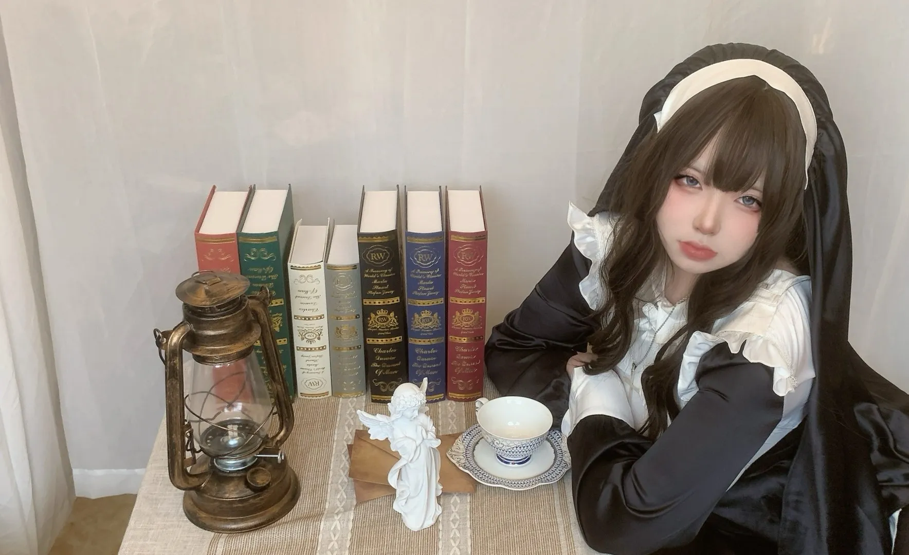 纯爱neko黑白女仆风服装搭配书籍背景造型