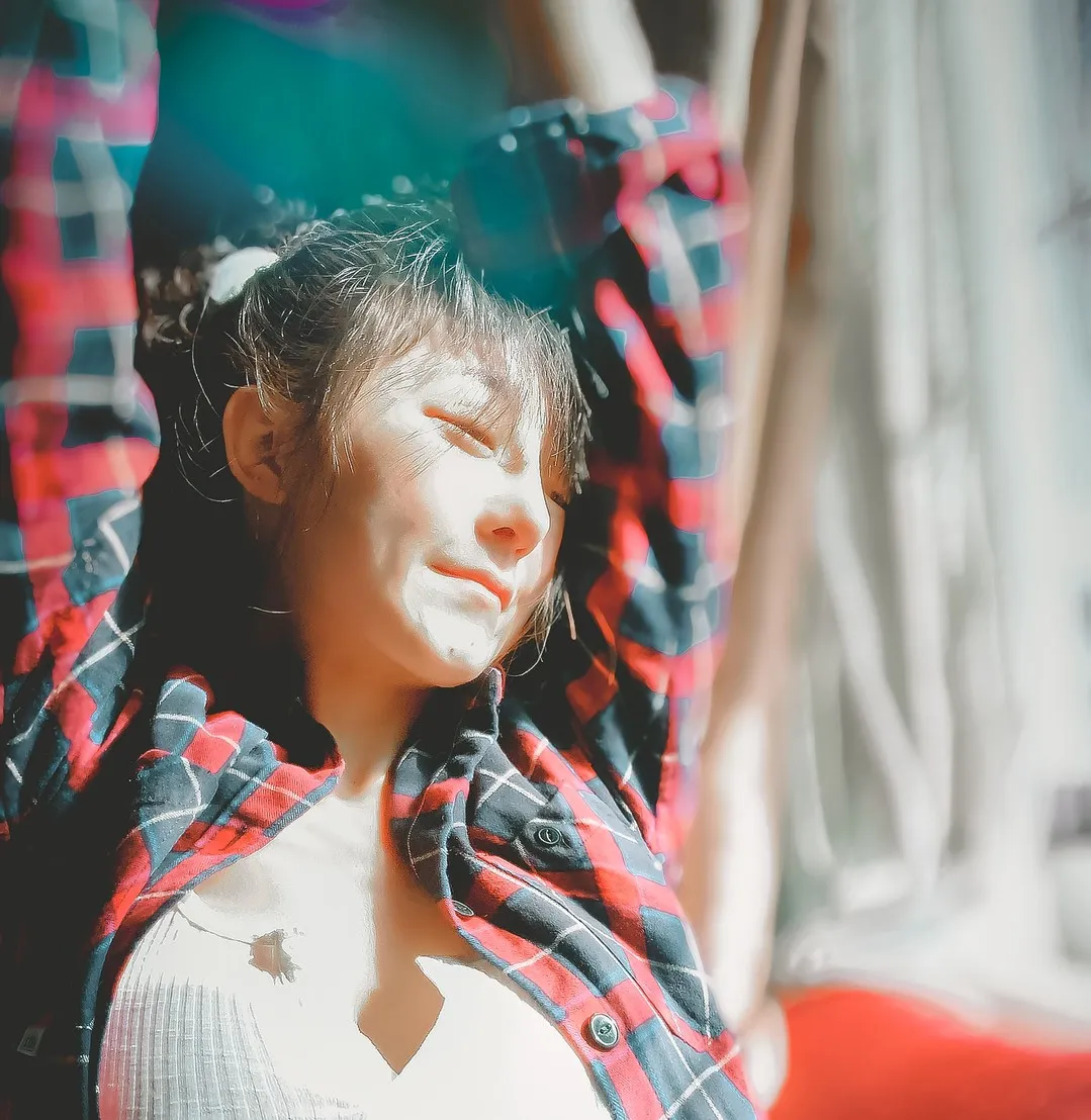 樱晚gigi窗边红黑格纹服饰写真
