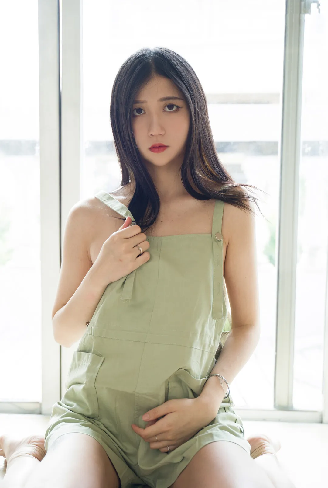 Cazi姬纪浅绿色服装坐姿写真