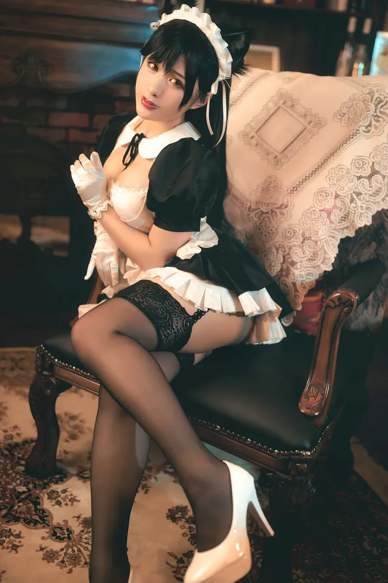 柘烟Zuken黑白女仆装坐姿写真造型
