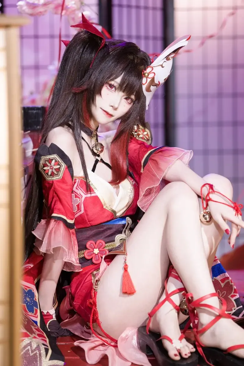 贝贝琪becky红黑和风服装坐姿构图与紫粉色室内背景