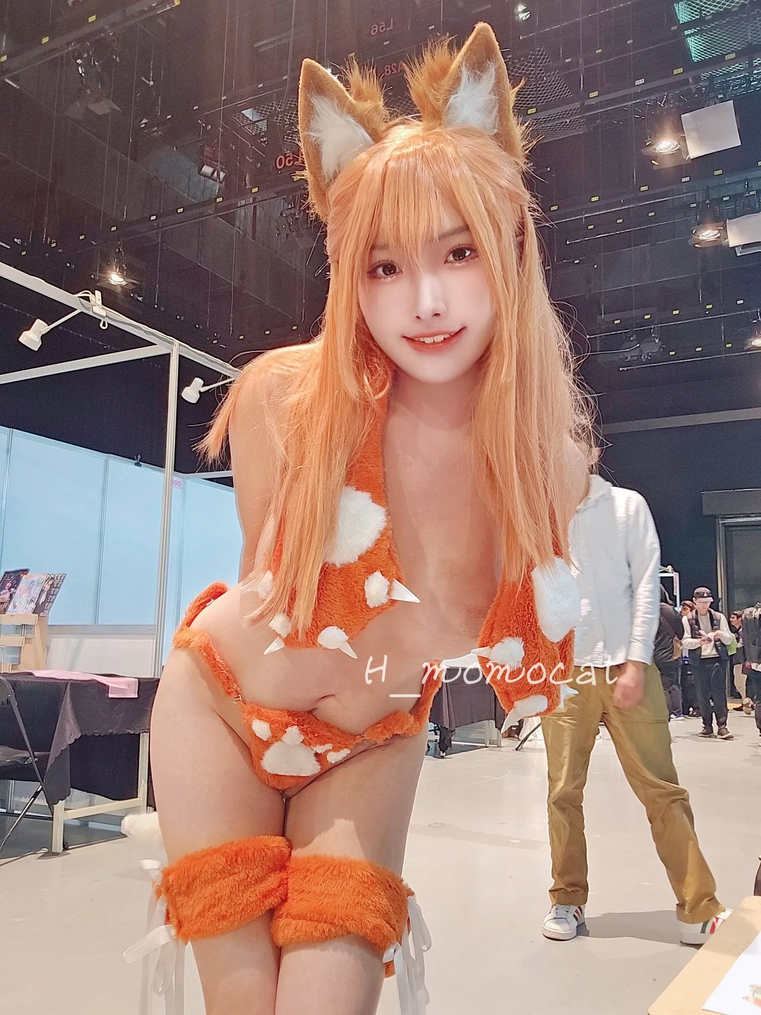 慕慕Momo橙色兽耳服装在室内活动场景中的照片