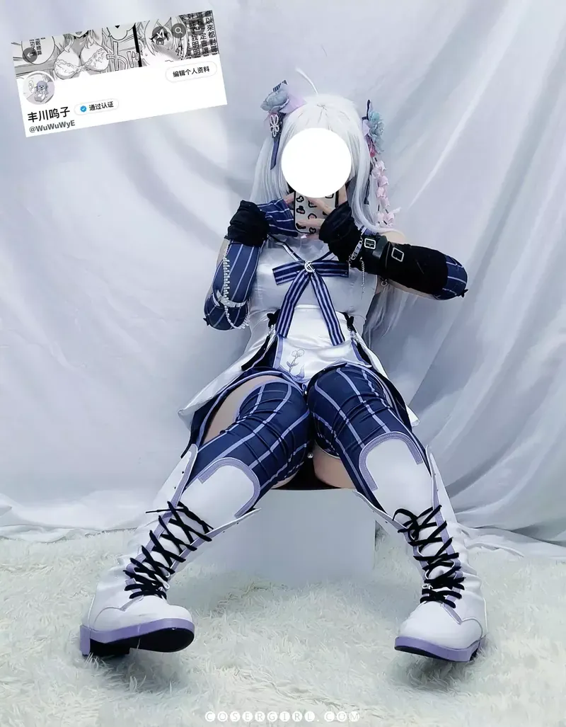 切切Celia蓝白Cosplay服装坐姿写真