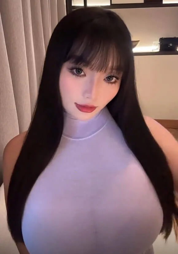 奈奥米Naomi白色上衣浅色裤装户外坐姿照片