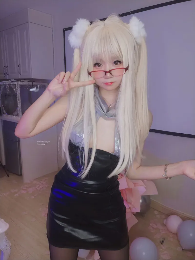 CatDemon你的喵崽金色双马尾造型，红框眼镜、黑色亮面裙，室内紫色光线和气球背景