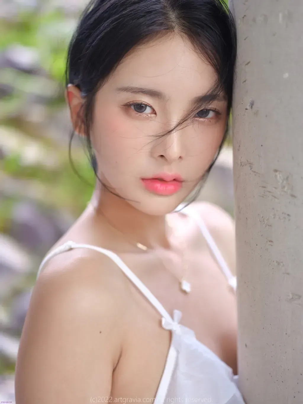 Hyoyeon(김효연)户外白色吊带近距离人像，黑色长发被风吹起，侧边有柱体