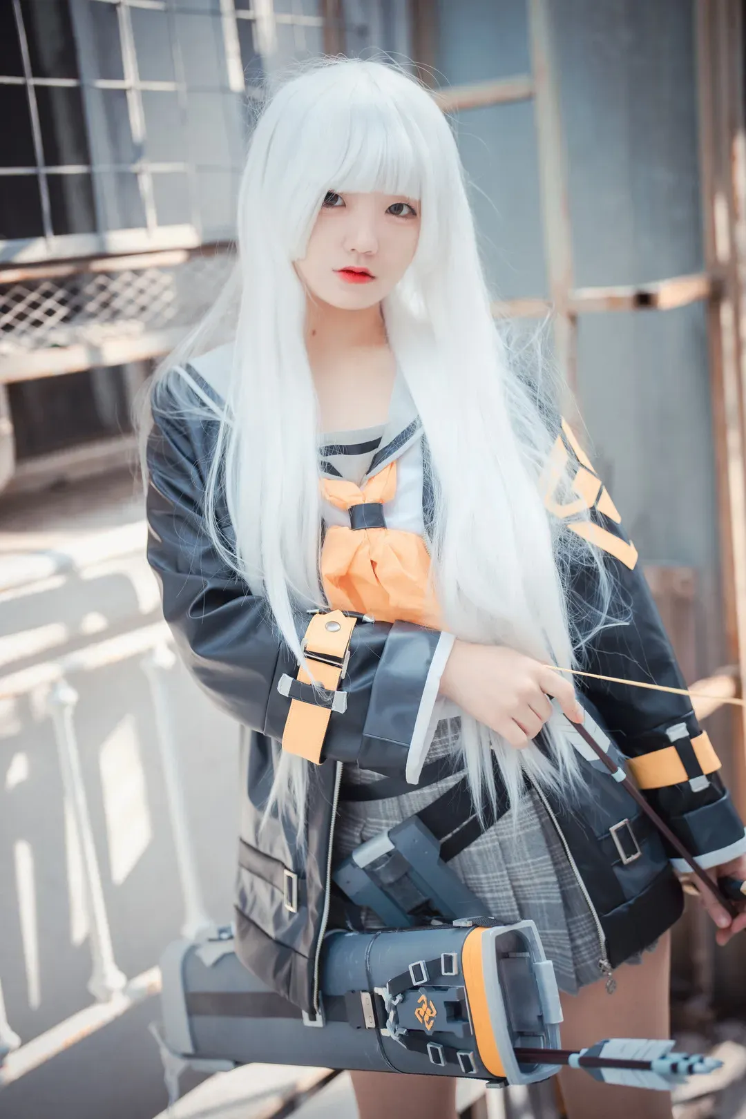 JeongJenny(정제니)白色长发穿黑灰黄角色服，手持弓形道具站在户外空间