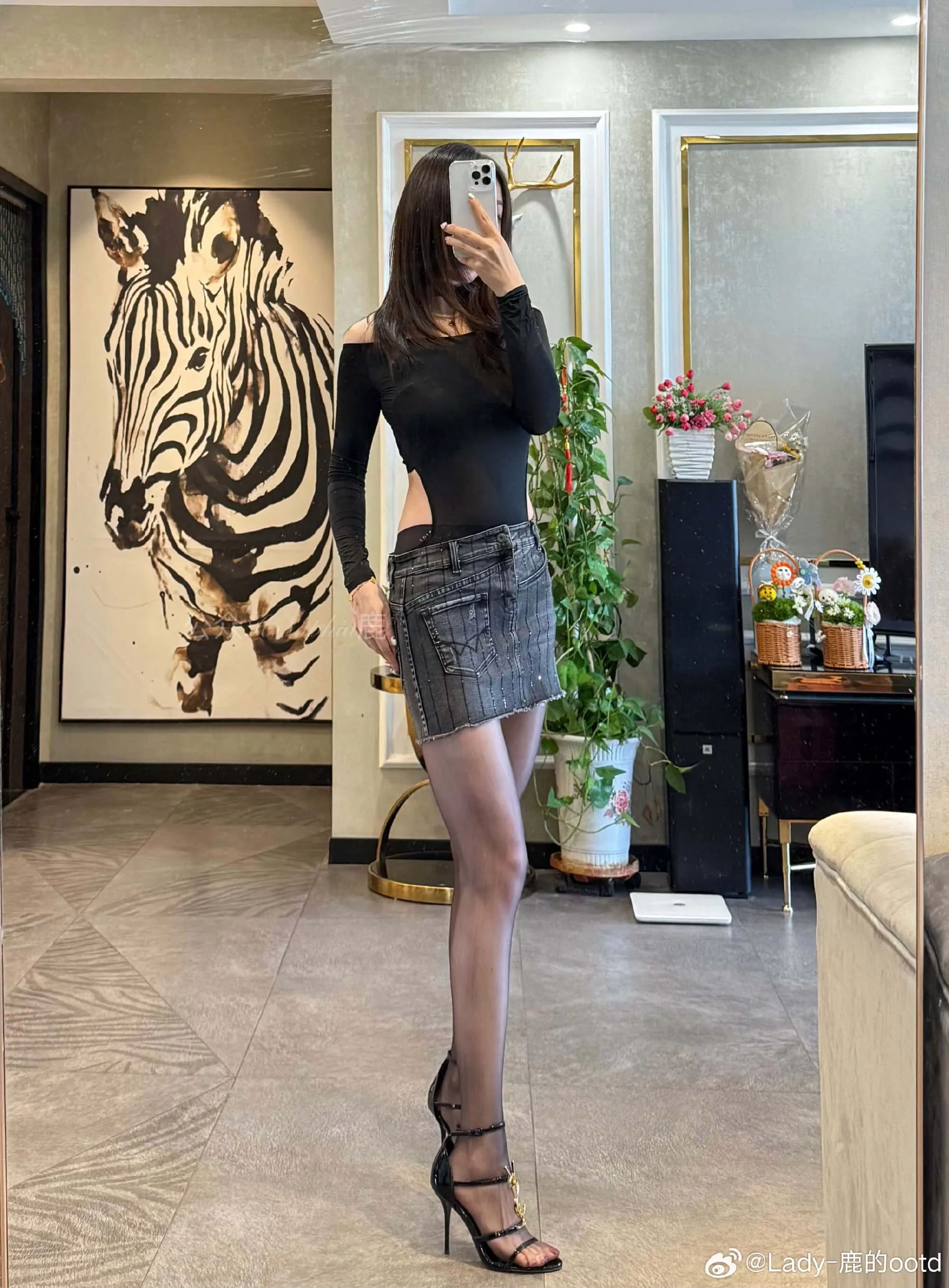 Lady鹿的ootd黑色服装室内自拍照片