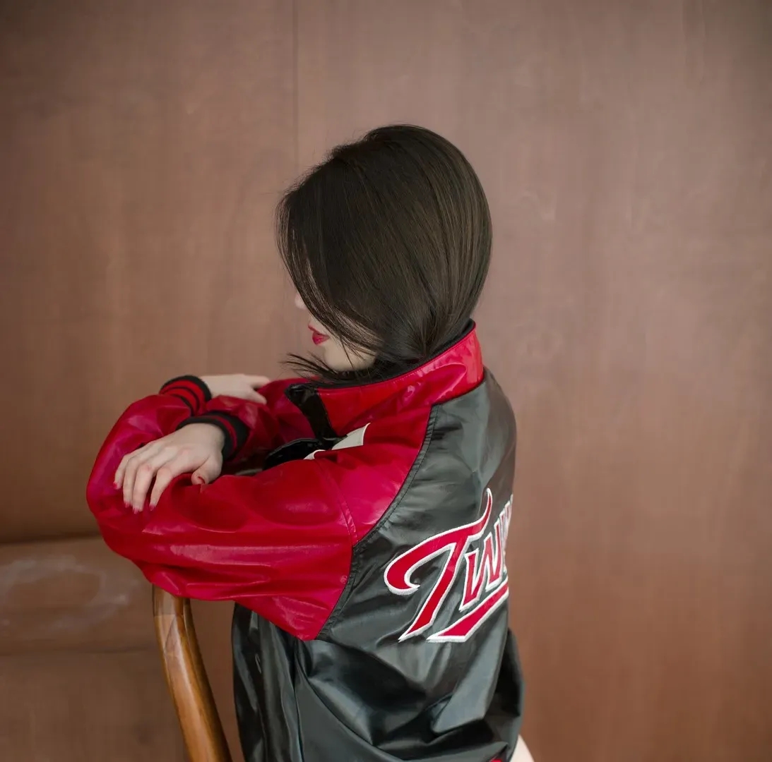 Min.E(민이)红黑外套室内造型写真