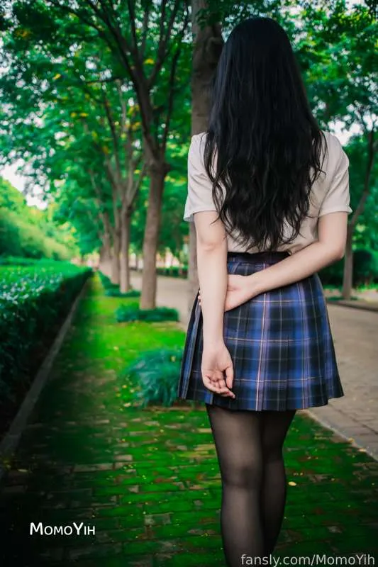 MomoYih黑色长发搭配白色上衣和格纹裙的户外照片