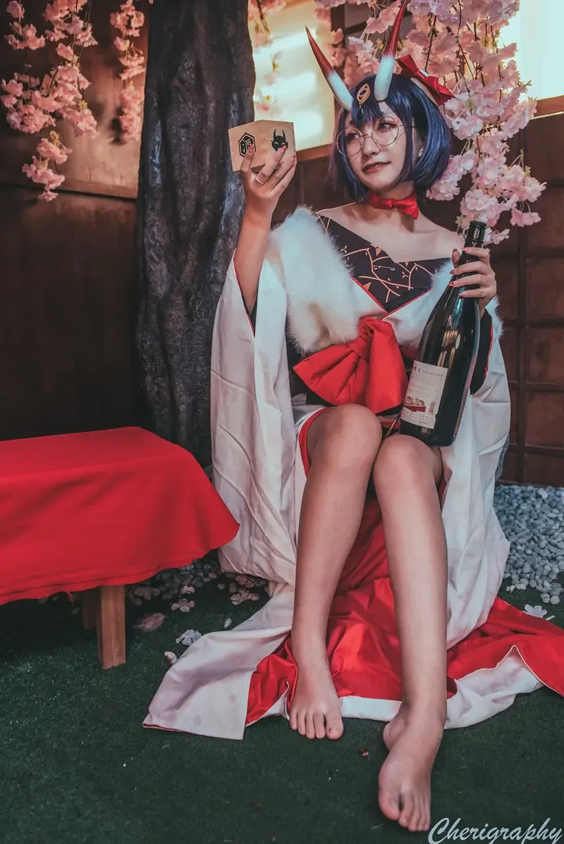 Newbom蓝黑发型搭配白红服装的主题写真