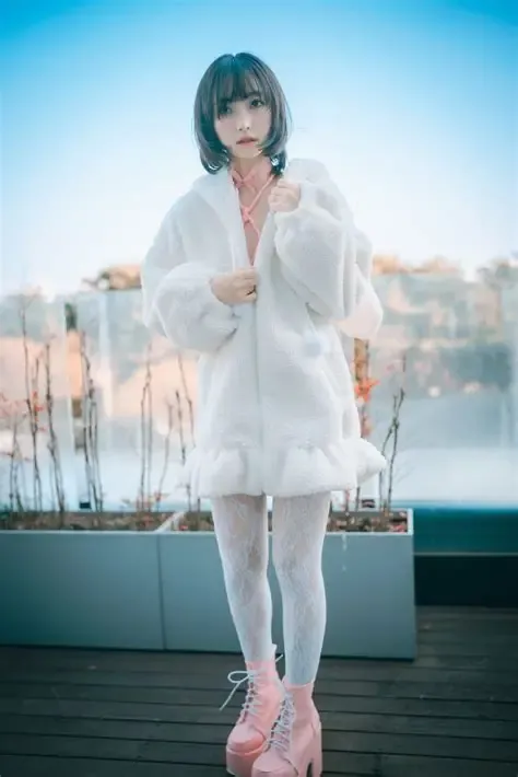 HaNari(하나리)短发白色毛绒外套粉色鞋户外全身照片