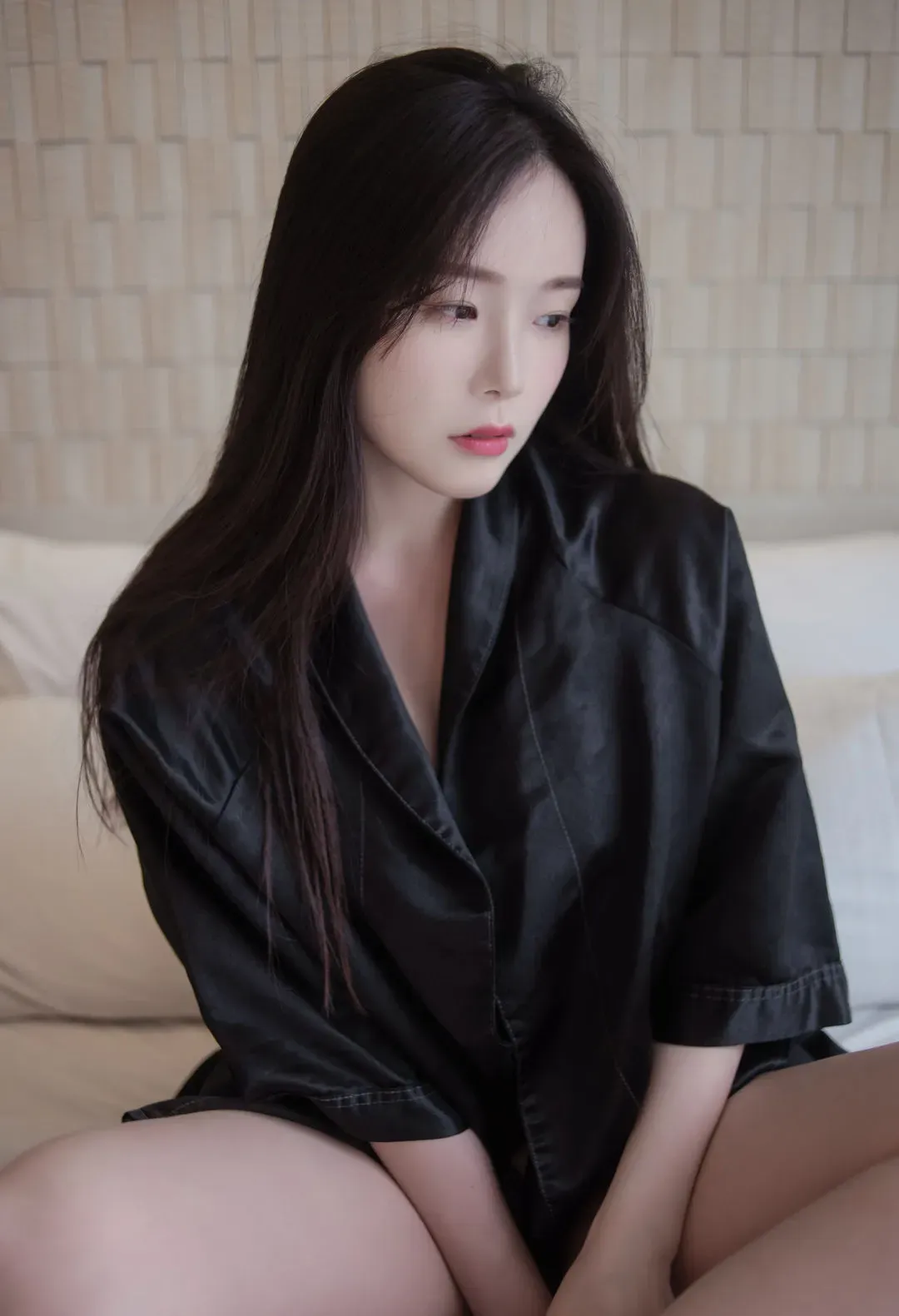 Pia(피아)蓝色短发搭配紫色角色服装的写真