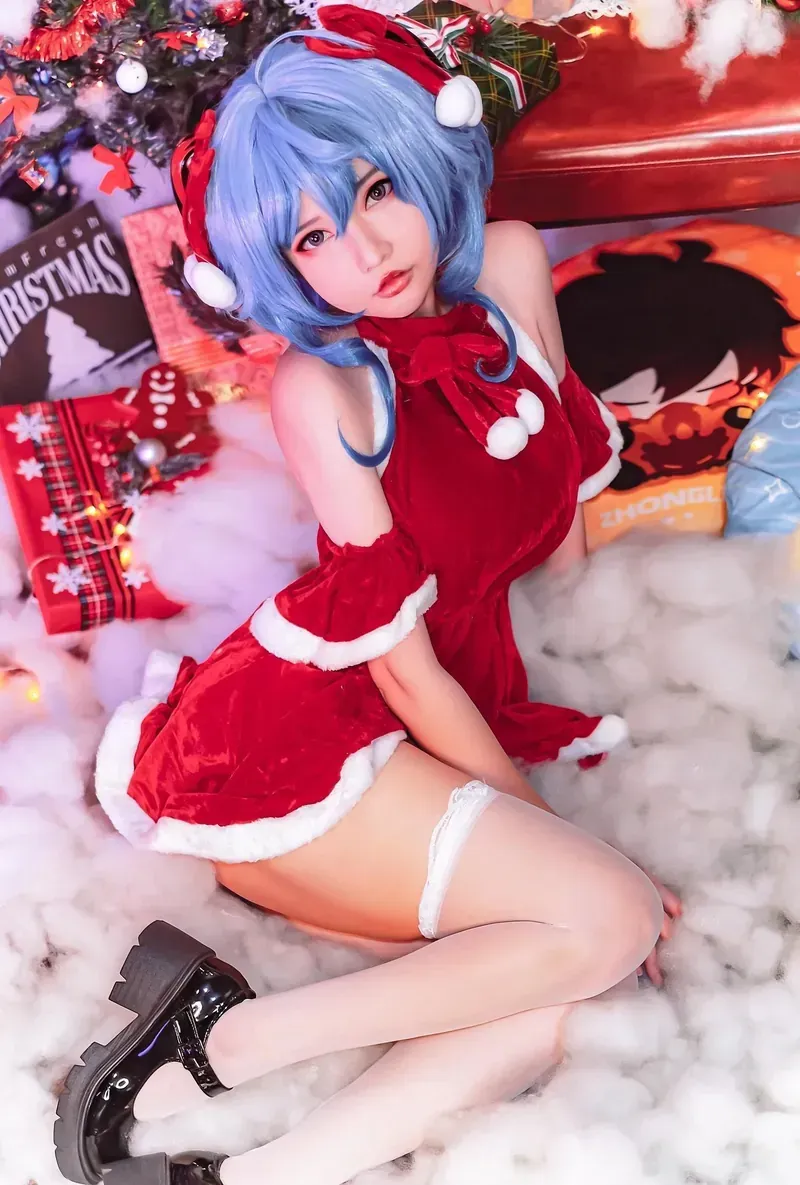 PotatoGodzilla蓝色短发红色圣诞服Cosplay造型照片