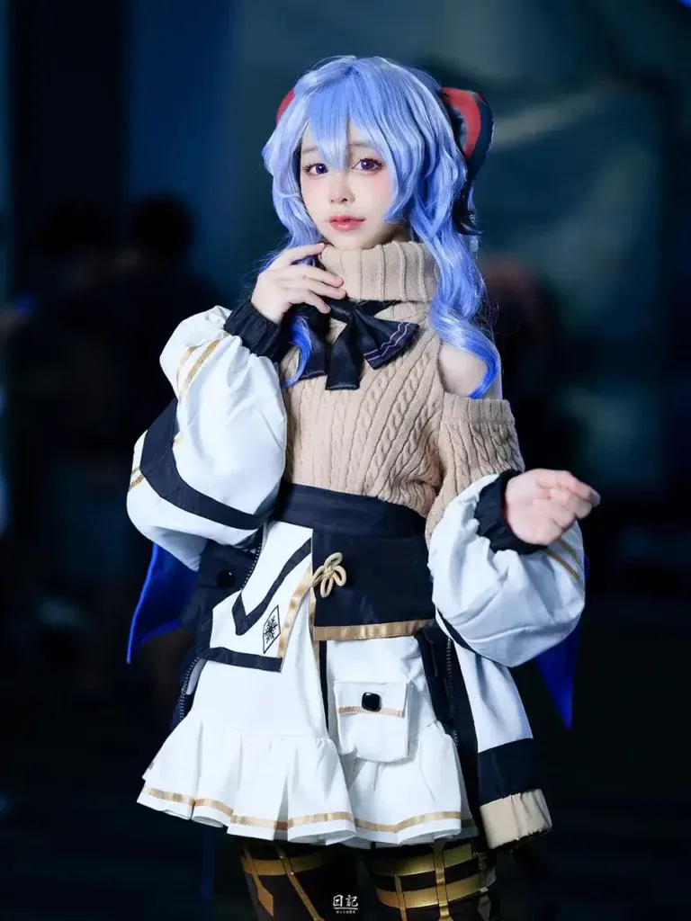 Remukira蓝色长发白色制服Cosplay照片
