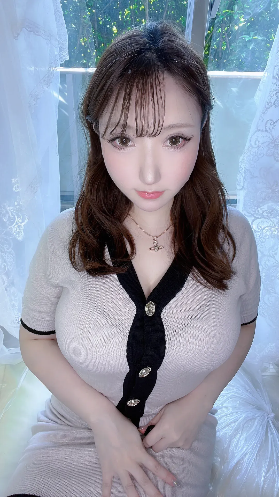SAKU(サク)黑白服装自然背景写真
