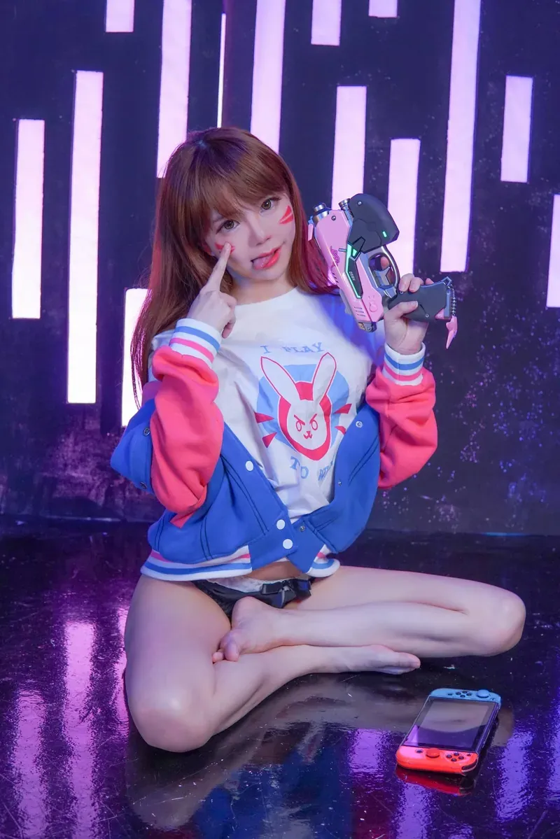 SallyDorasnow棕色长发坐姿手持道具Cosplay照片