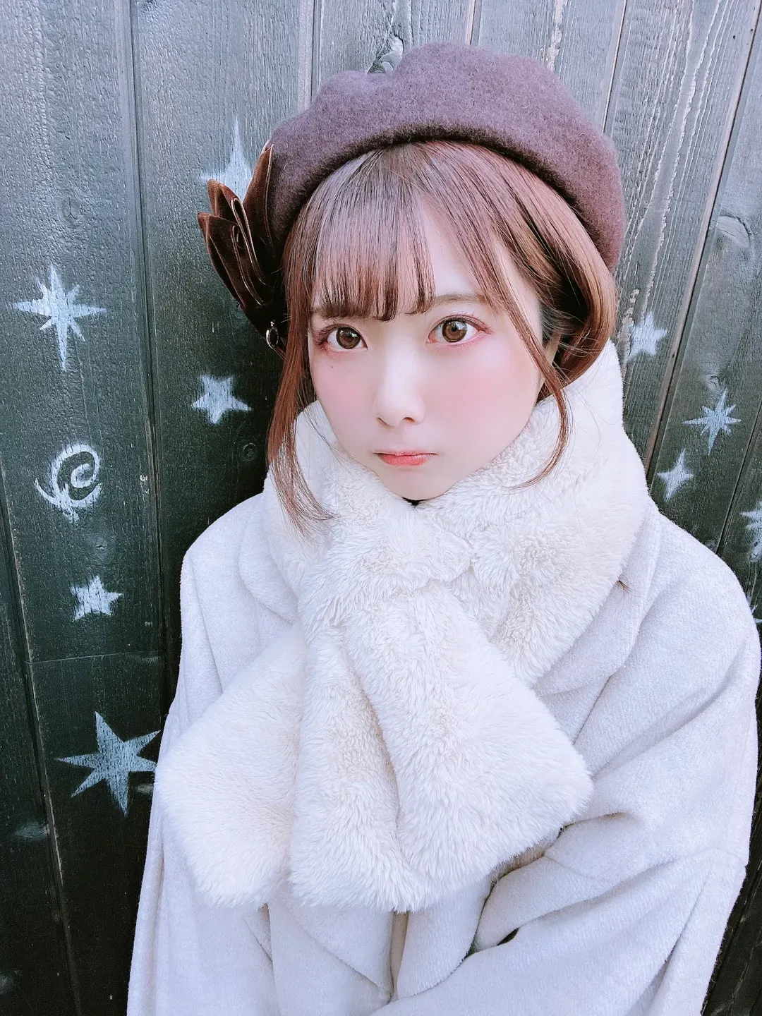 Tomiko (とみこ)棕色贝雷帽白色围巾冬装近景照片