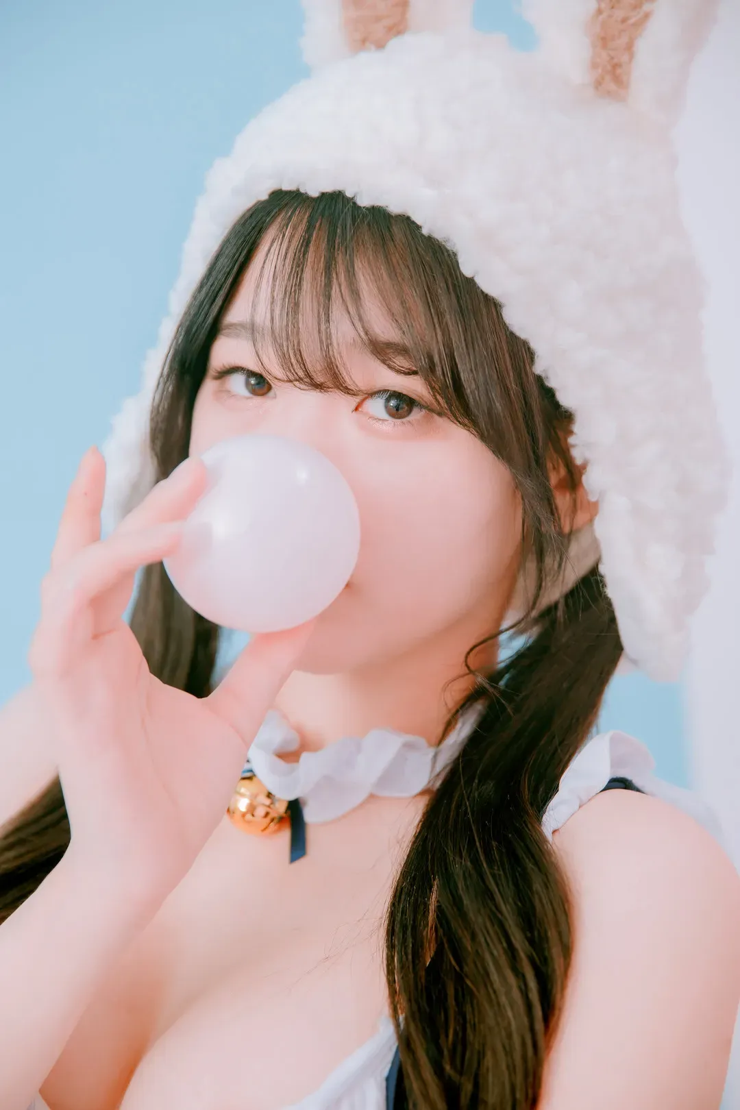 Zia(지아)黑发白色服装近景写真