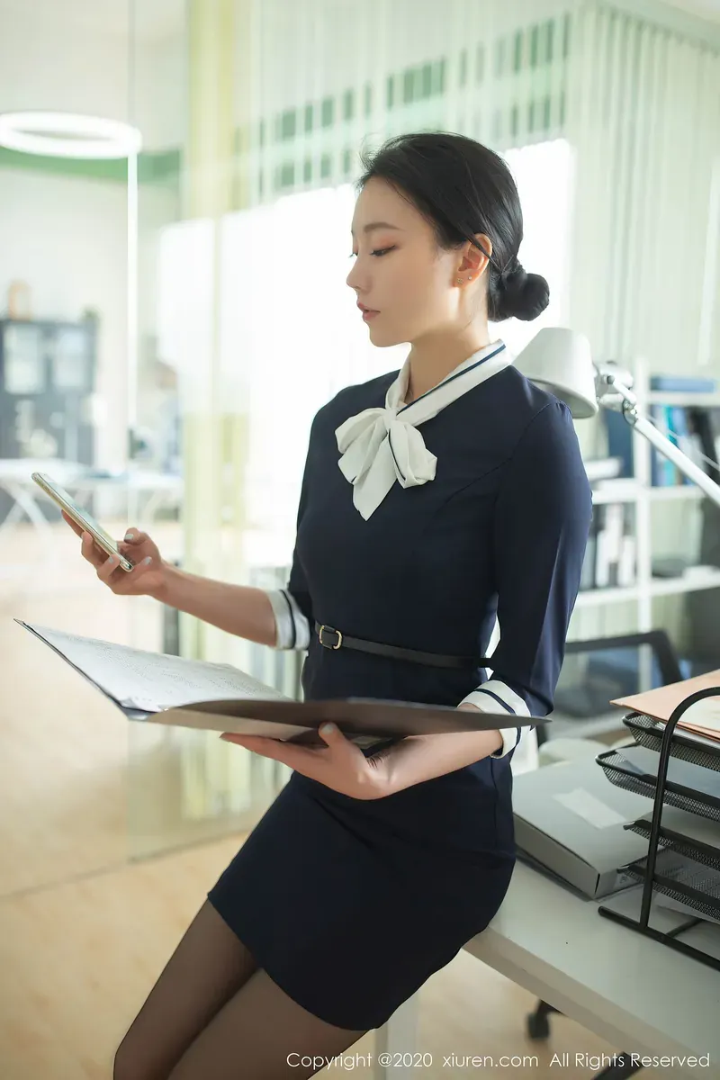 安然anran深色制服写真，蝴蝶结领饰与办公环境