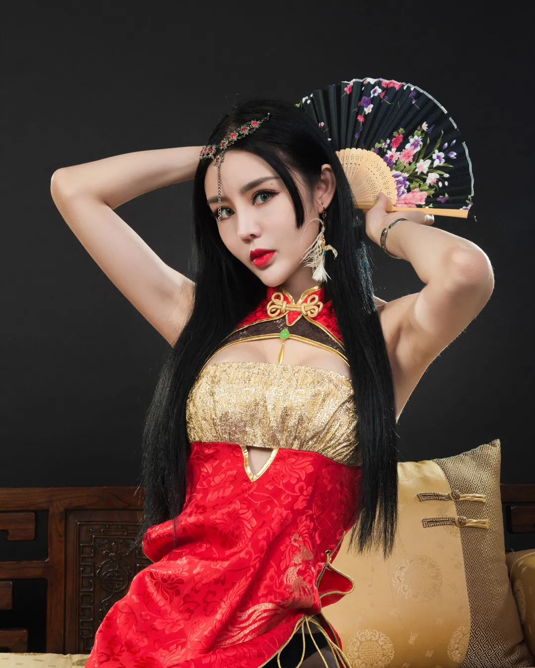 Ligui丽柜红色传统服装折扇人物照片