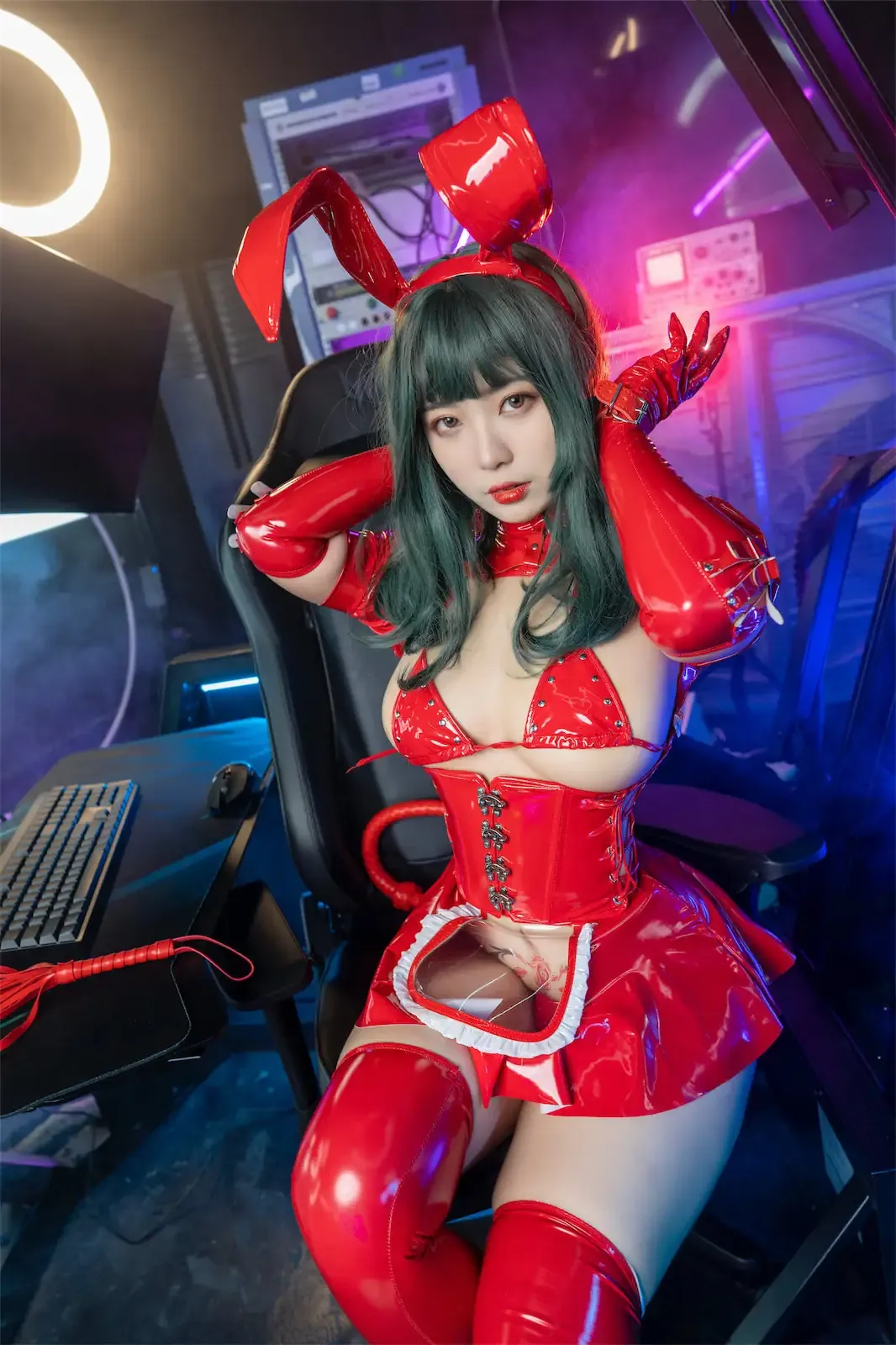 珟_珏Dita红色漆皮兔耳服装坐在电脑椅前的竖幅造型