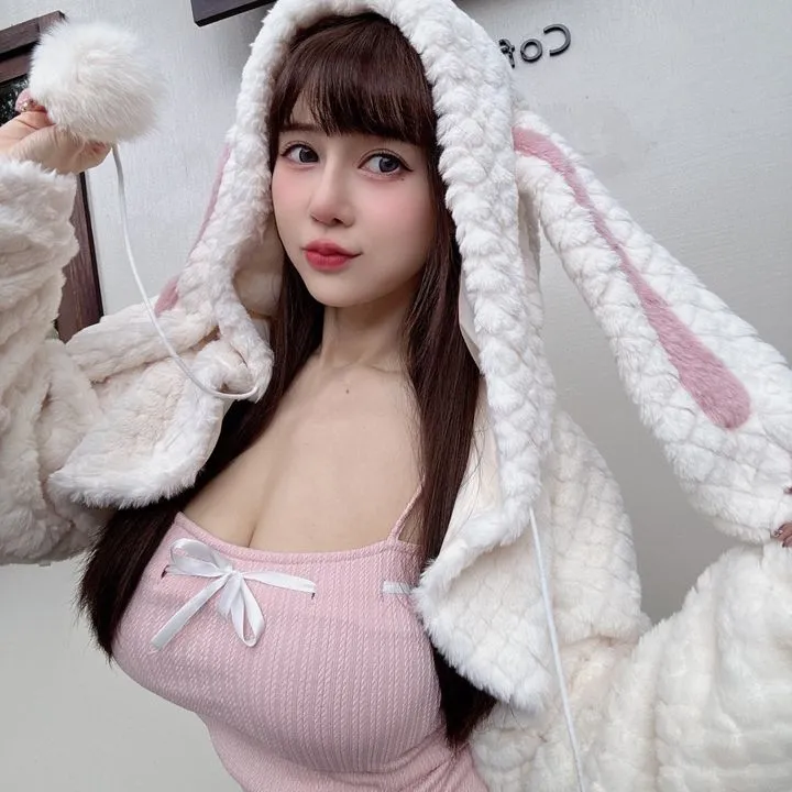 安希Anxi穿粉色服装搭配白色兔耳外套的自拍照片