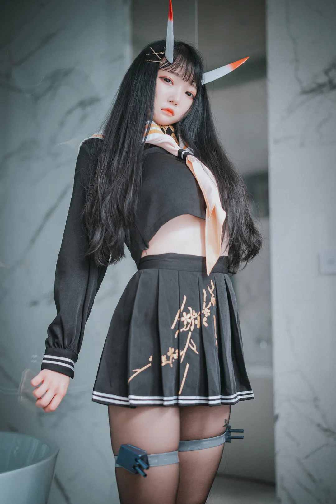 Aram(아람)黑色长发角饰制服站姿照片