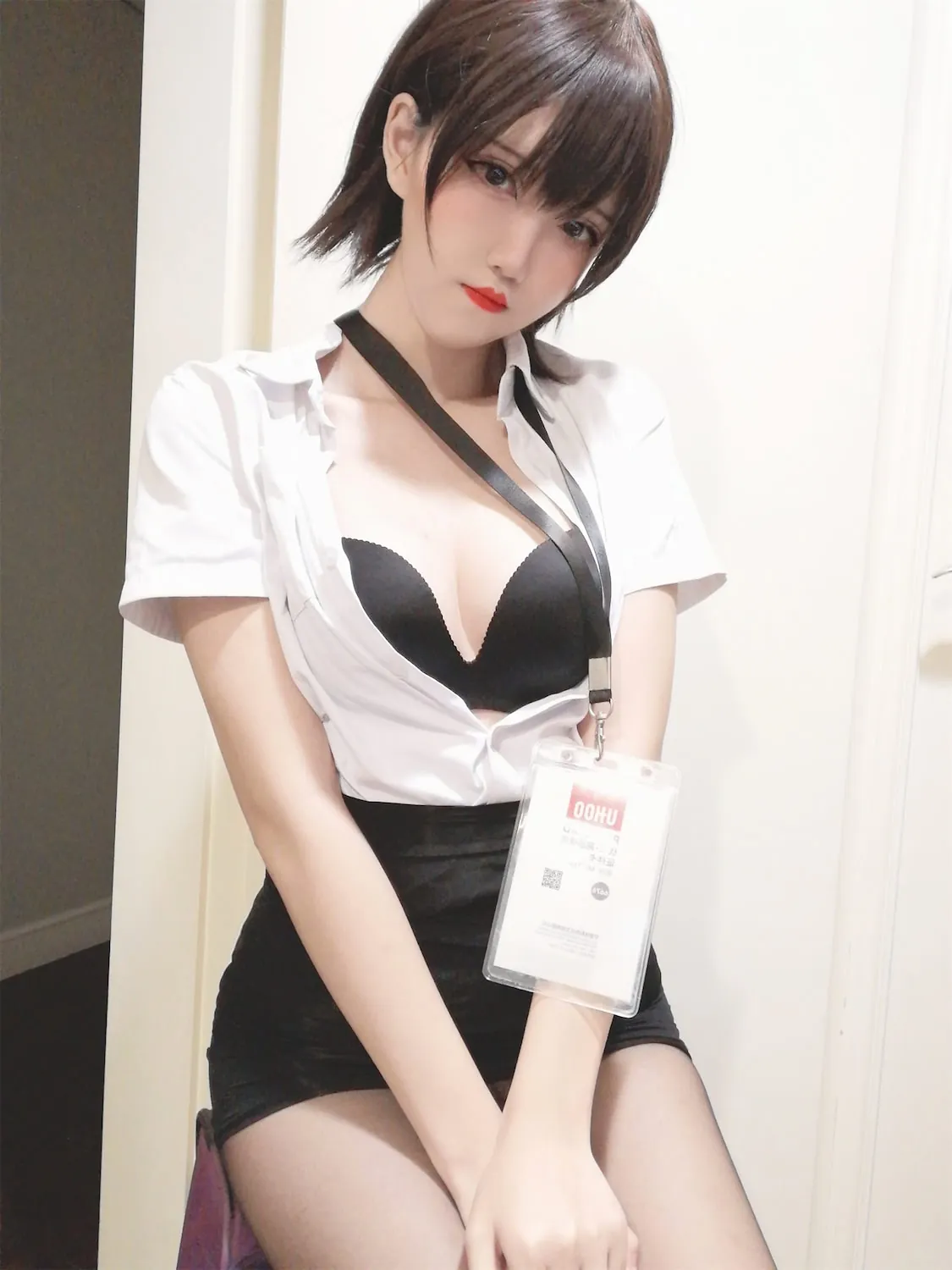 阿薰kaori黑白制服风格照片,短发造型与近距离镜头构图