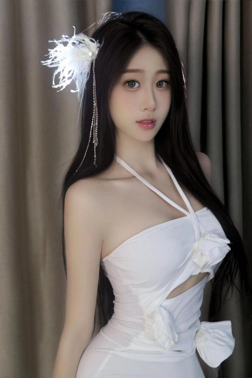 bbiubiu呼黑色长发，穿白色挂脖服饰，头侧有白色羽毛发饰